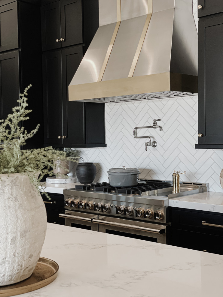 Kitchen - transitional kitchen idea in Phoenix