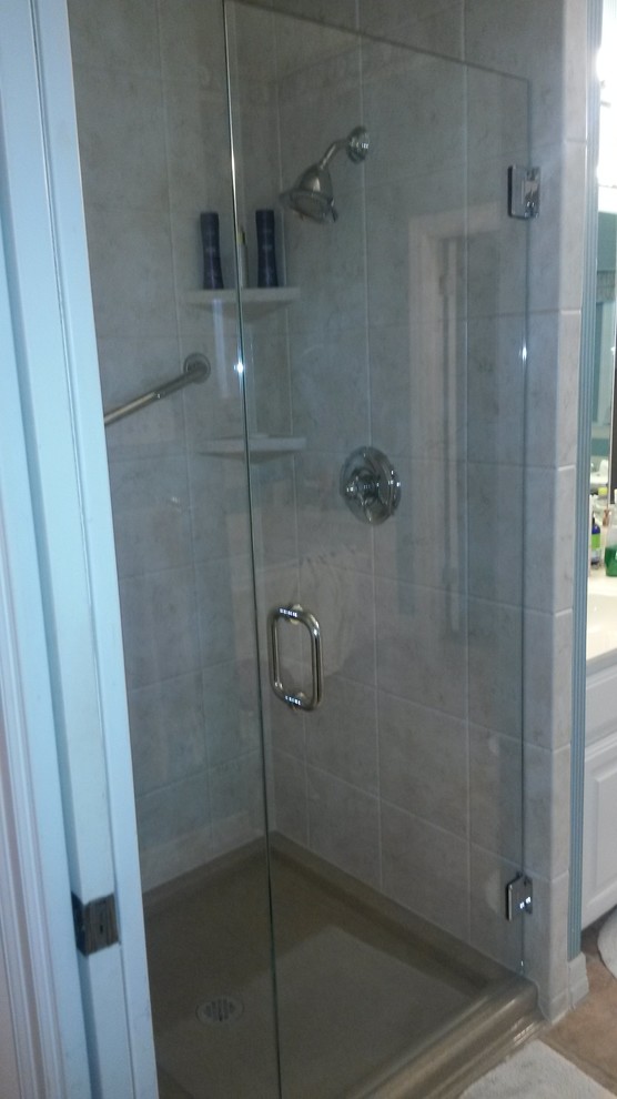Transitional home design photo in Austin