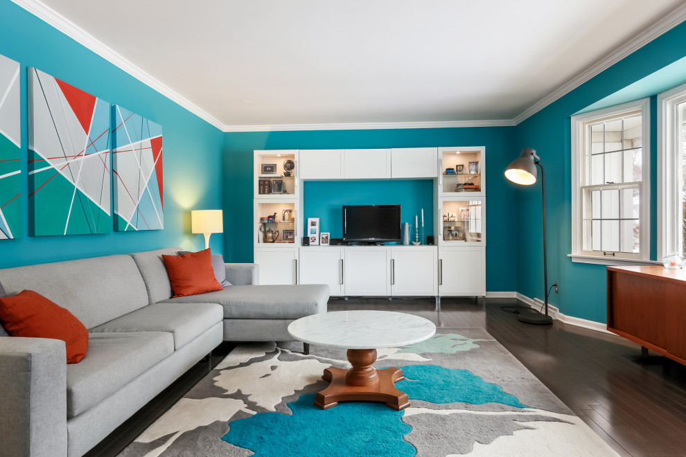 Inspiration pour un salon vintage de taille moyenne et fermé avec un mur bleu, parquet foncé, aucune cheminée, un téléviseur indépendant, un sol gris et une salle de réception.