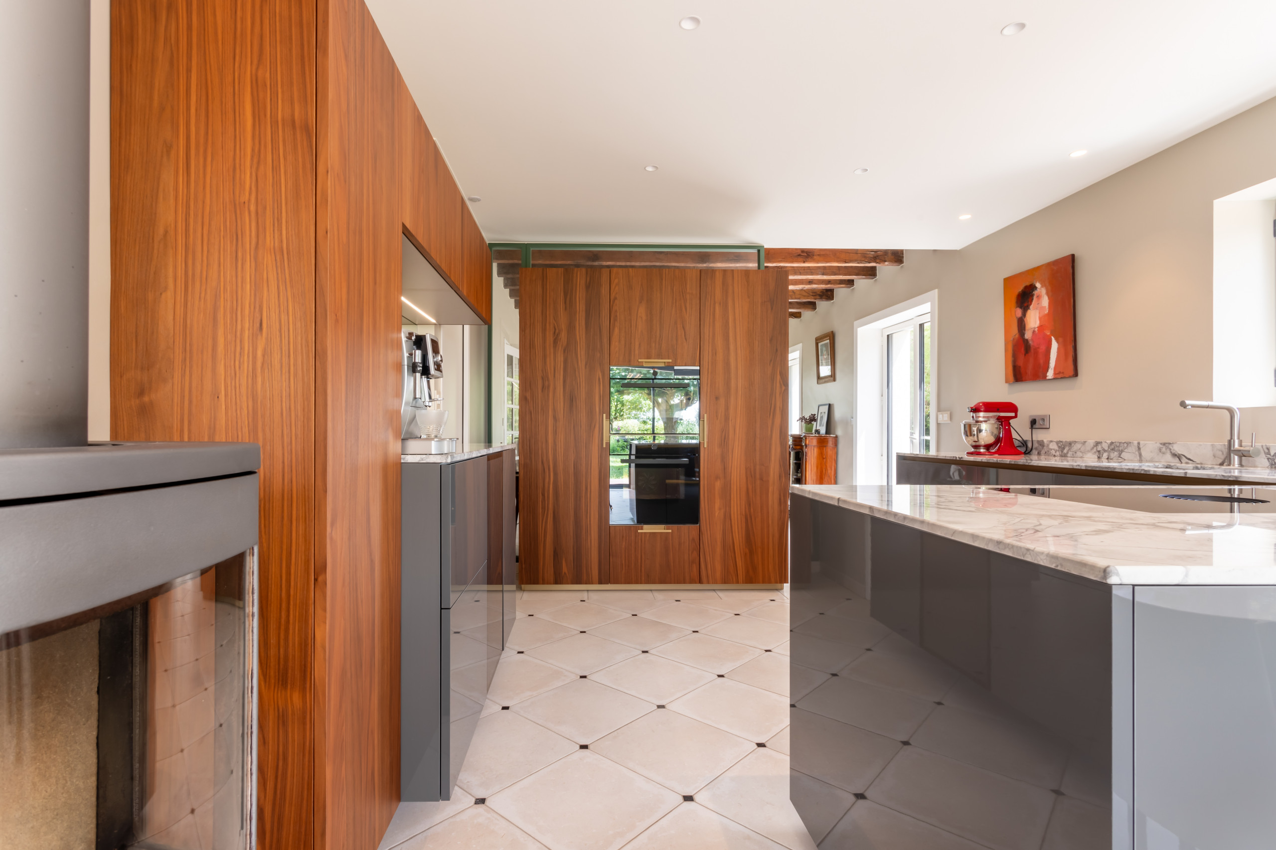 Rénovation d'une cuisine ouverte et chambre multifonction avec bureau intégré
