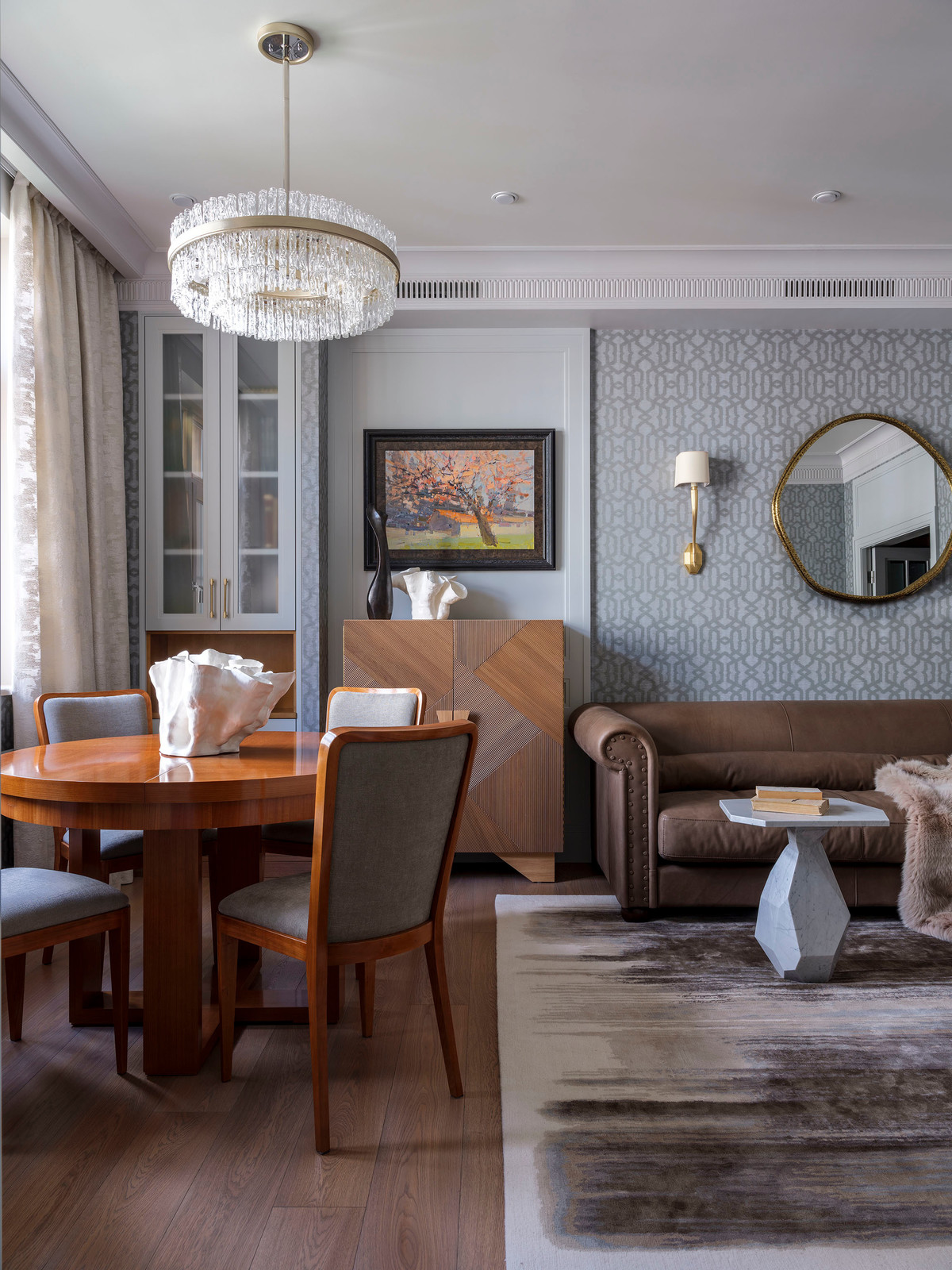 С московским характером. Гостиная-столовая.