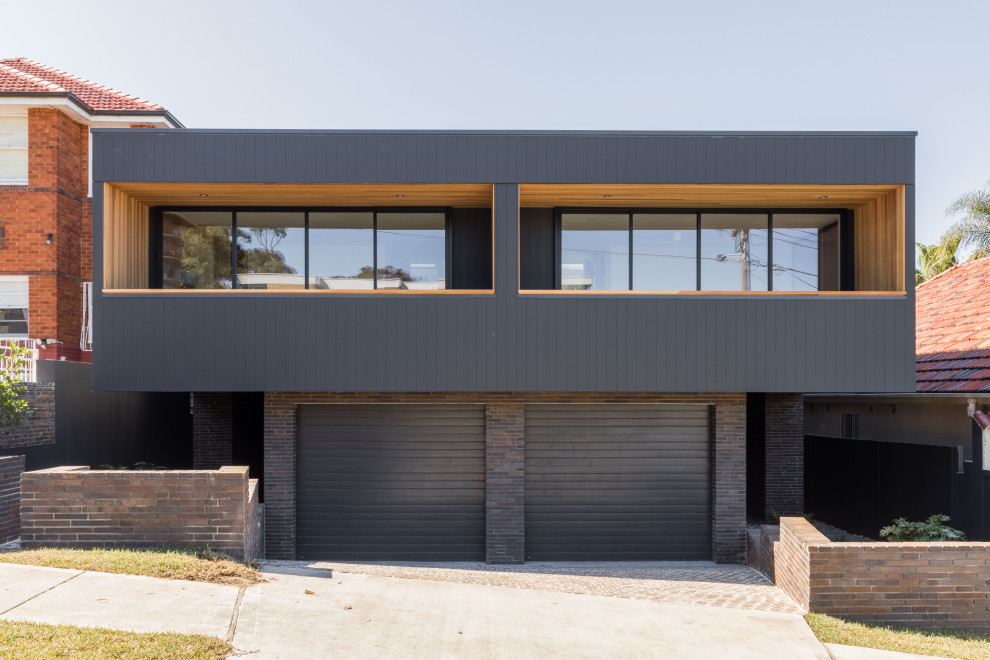 Dreistöckige Doppelhaushälfte mit Faserzement-Fassade und schwarzer Fassadenfarbe in Sydney