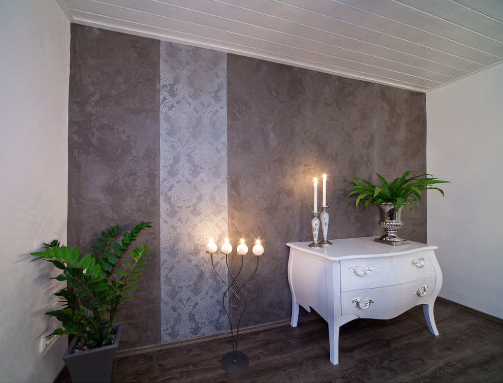 Geschlossenes Klassisches Esszimmer mit dunklem Holzboden und grauer Wandfarbe in Sonstige