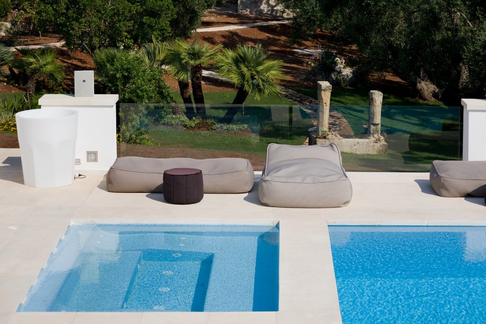 Inspiration for a contemporary pool in Bari.