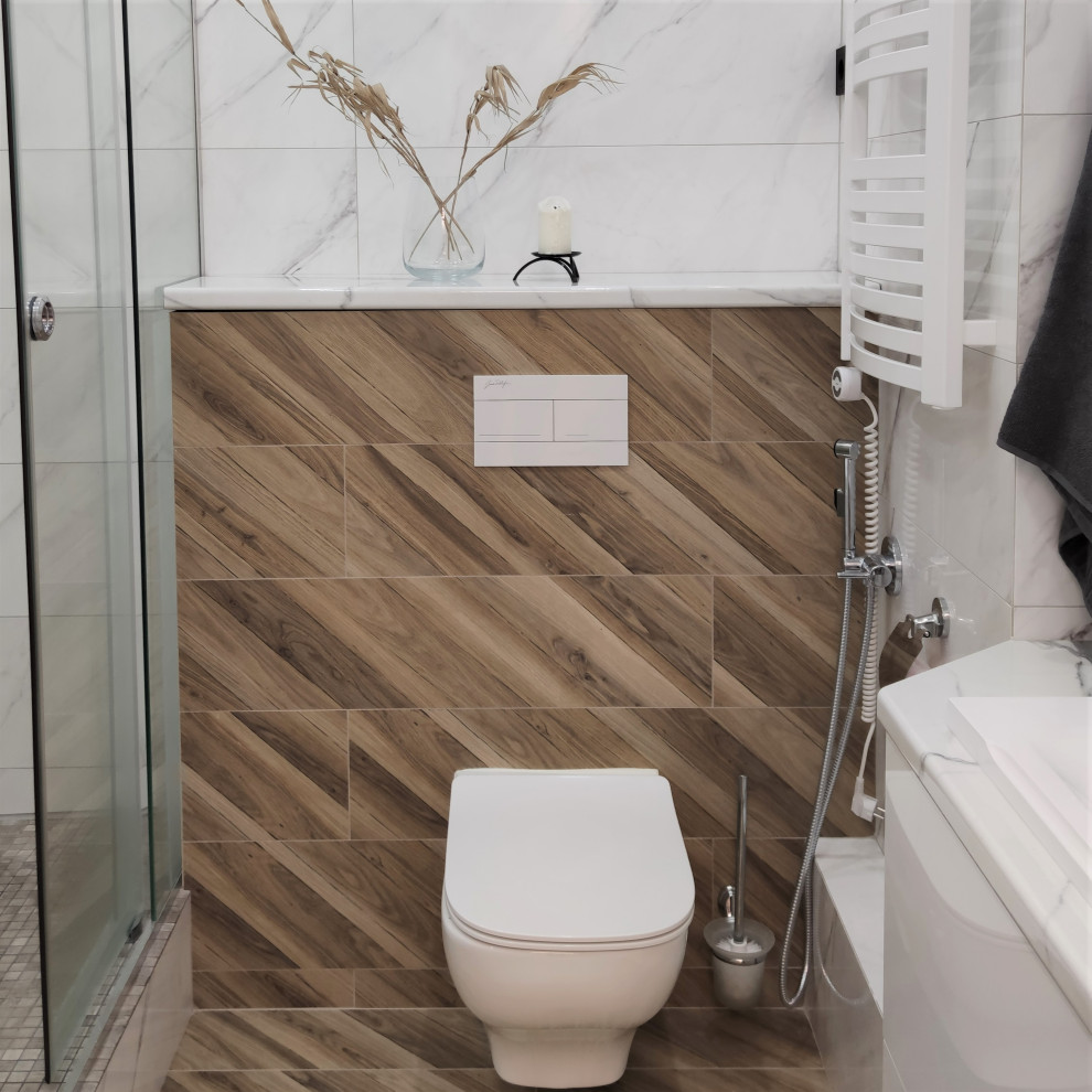 Idéer för ett mellanstort modernt en-suite badrum, med ett hörnbadkar, en kantlös dusch, en vägghängd toalettstol, ett undermonterad handfat och dusch med skjutdörr