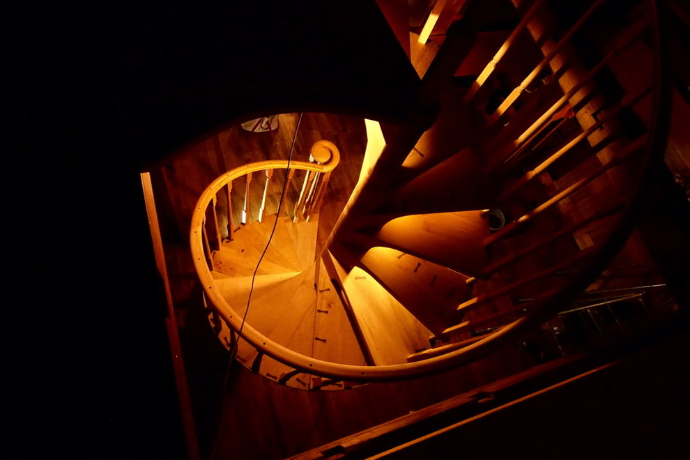 他の地域にあるトラディショナルスタイルのおしゃれな階段の写真