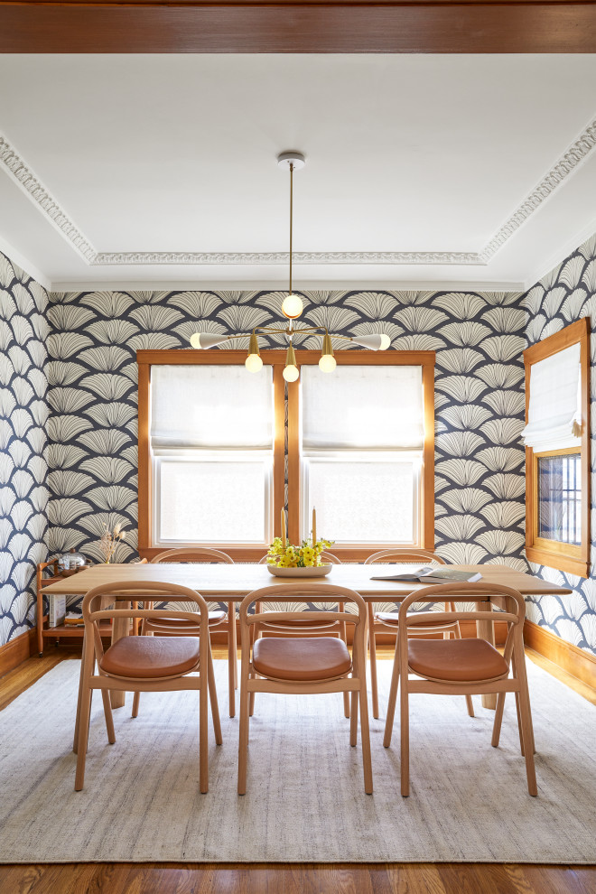 Cette image montre une petite salle à manger victorienne fermée avec un mur bleu, un sol en bois brun, aucune cheminée, un sol marron, un plafond à caissons et du papier peint.