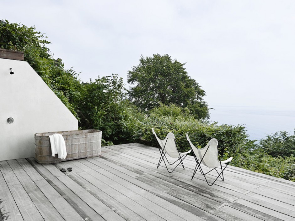 Design ideas for a large scandinavian deck in Copenhagen with an outdoor shower and no cover.
