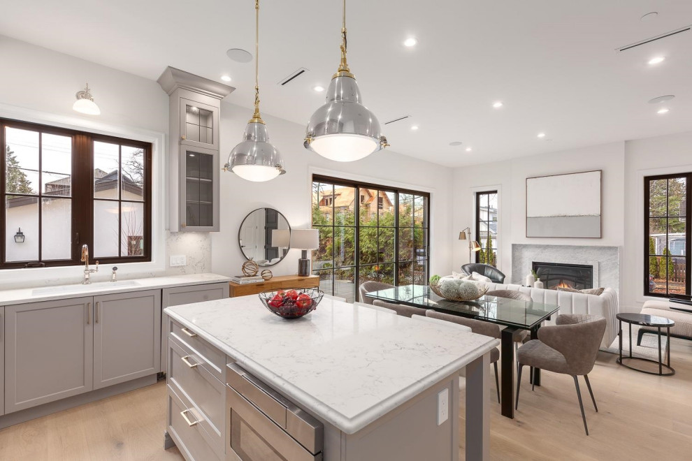 Kitchen - transitional kitchen idea in Vancouver