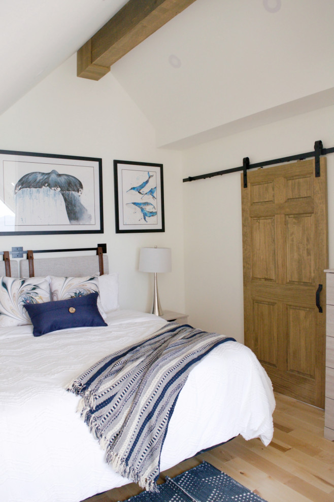 Mittelgroßes Maritimes Schlafzimmer ohne Kamin, im Loft-Style mit weißer Wandfarbe, hellem Holzboden, beigem Boden und freigelegten Dachbalken in Sonstige