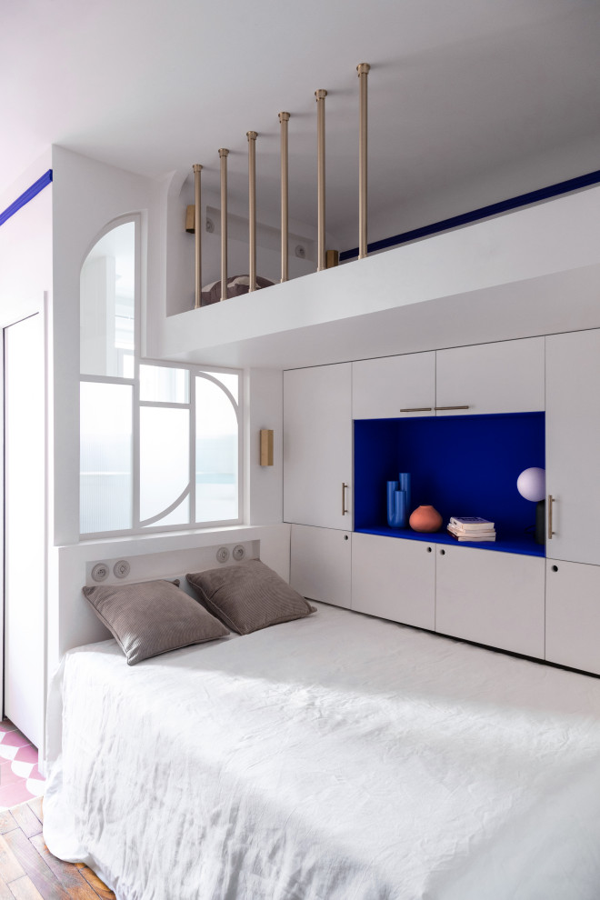 Kleines Modernes Schlafzimmer im Loft-Style mit blauer Wandfarbe in Paris