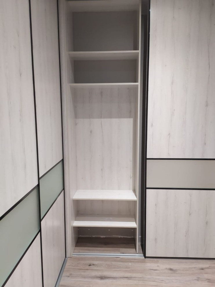 Design ideas for a large contemporary storage and wardrobe in Moscow.
