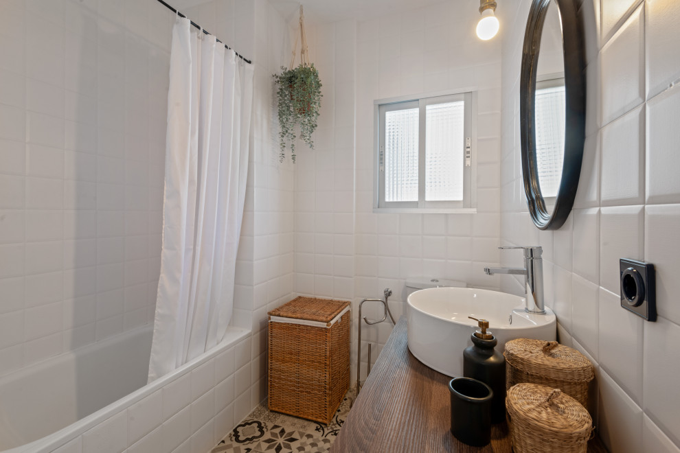 Exempel på ett litet klassiskt en-suite badrum, med släta luckor, vita skåp, ett badkar i en alkov, vita väggar, vinylgolv och träbänkskiva
