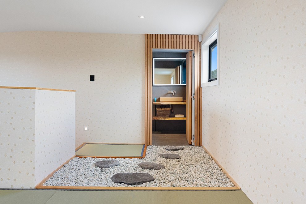 Exempel på ett asiatiskt sovrum, med vita väggar och tatamigolv