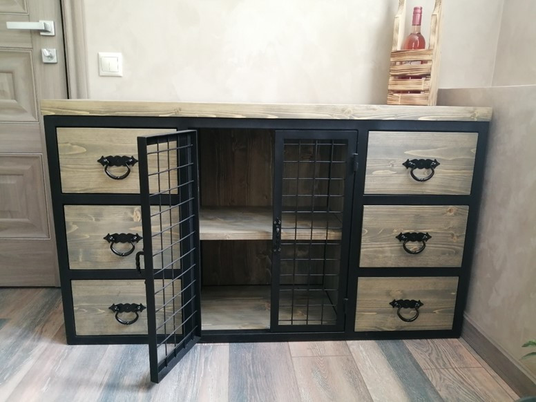 Комод с ящиками и железными сетчатыми дверками