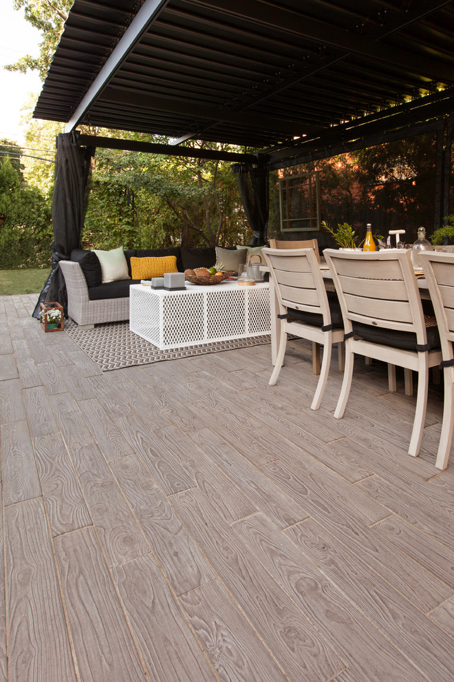 Example of a mid-sized mountain style patio design