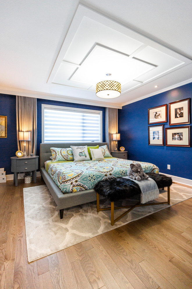 Mittelgroßes Modernes Hauptschlafzimmer mit blauer Wandfarbe, braunem Holzboden, Kamin, gefliester Kaminumrandung, braunem Boden, Holzdielendecke und Tapetenwänden in Montreal