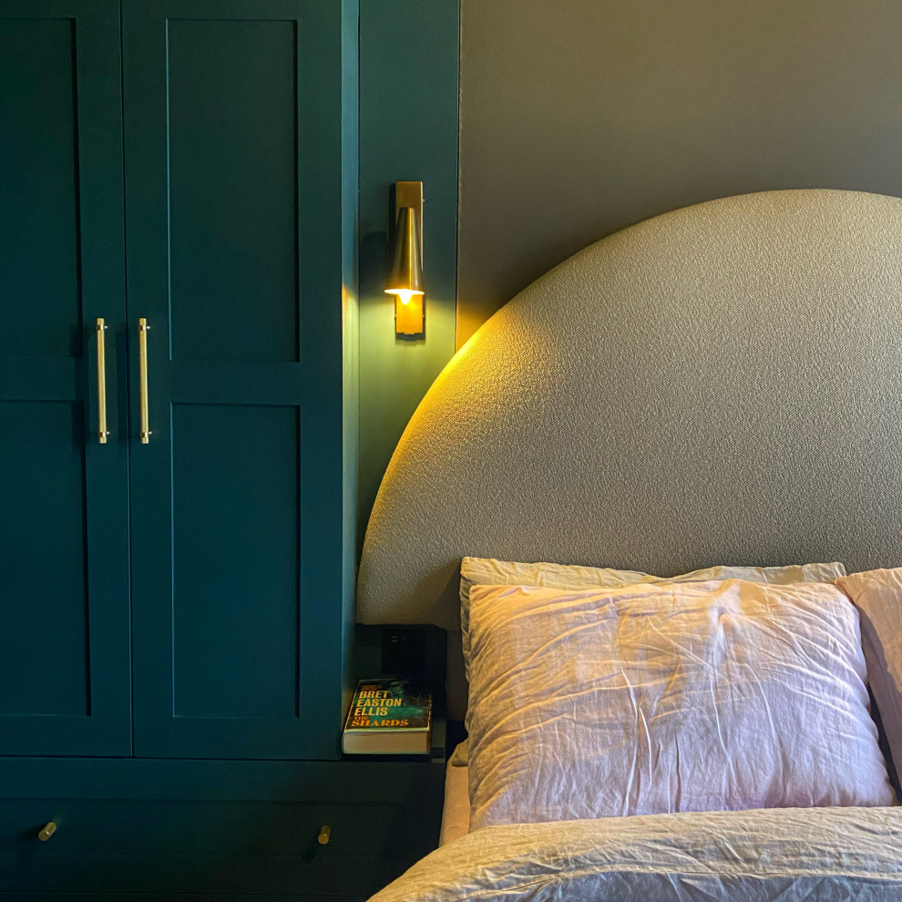 Источник вдохновения для домашнего уюта: маленькая хозяйская спальня: освещение в современном стиле с коричневыми стенами, ковровым покрытием и бежевым полом для на участке и в саду