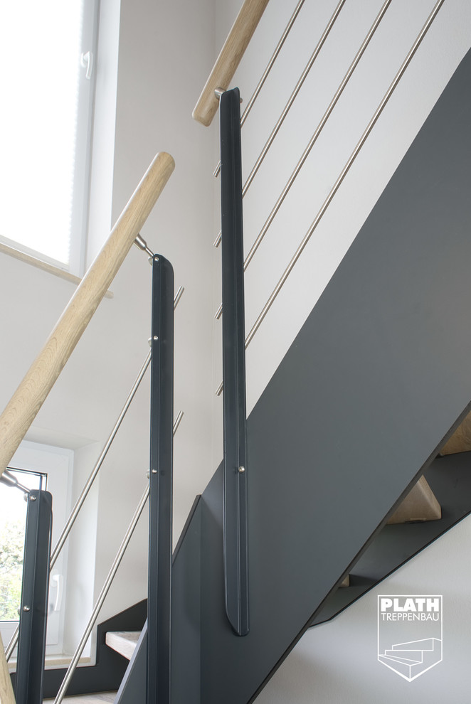 Источник вдохновения для домашнего уюта: п-образная лестница в современном стиле с деревянными ступенями и перилами из смешанных материалов