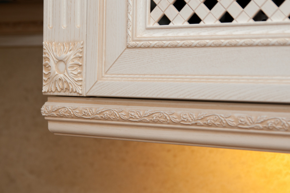 Изящный классический кухонный гарнитур