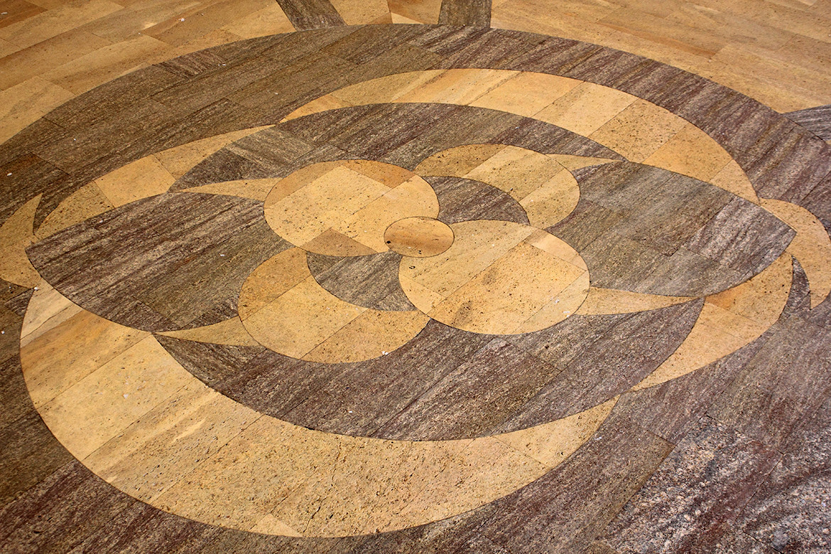 Облицовка природным камнем комплекса для отдыха с беседкой.