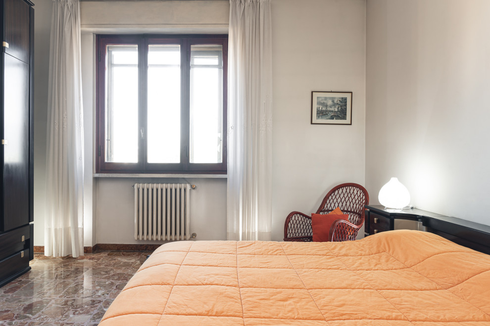 Mittelgroßes Modernes Hauptschlafzimmer mit weißer Wandfarbe, Marmorboden und rosa Boden in Florenz