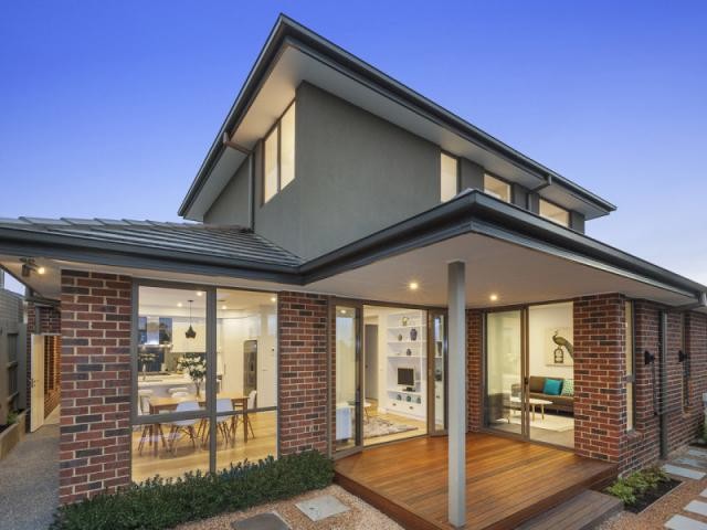 Photo of a mid-sized contemporary balcony in Melbourne with a roof extension.