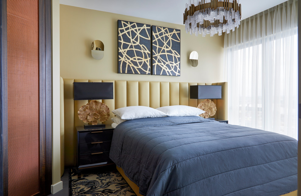 Mittelgroßes Modernes Hauptschlafzimmer mit gelber Wandfarbe, dunklem Holzboden, grauem Boden und Ziegelwänden in London