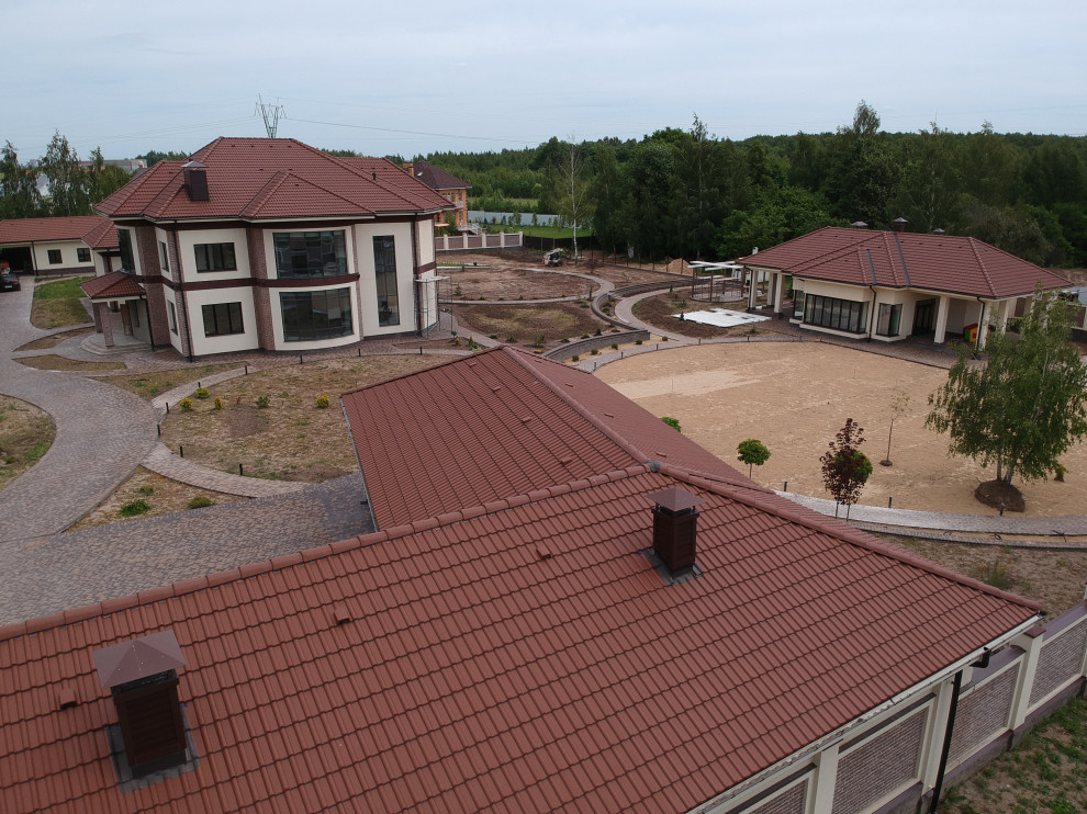 Жилой дом с бассейном, беседкой, гаражом и хозблоком под черепицей Braas