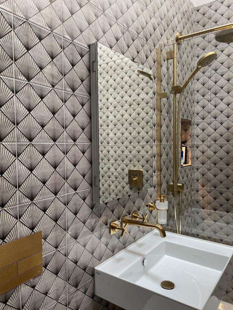 Idéer för mellanstora funkis en-suite badrum, med grå skåp, en öppen dusch, en vägghängd toalettstol, svart och vit kakel, keramikplattor, grå väggar, vinylgolv, ett väggmonterat handfat, brunt golv och med dusch som är öppen
