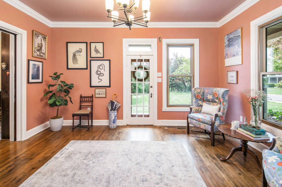 他の地域にあるラグジュアリーな広いヴィクトリアン調のおしゃれな玄関ロビー (ピンクの壁、濃色無垢フローリング、壁紙、白いドア) の写真