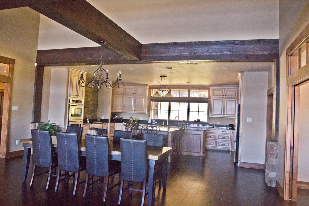 Example of a transitional kitchen design in Austin