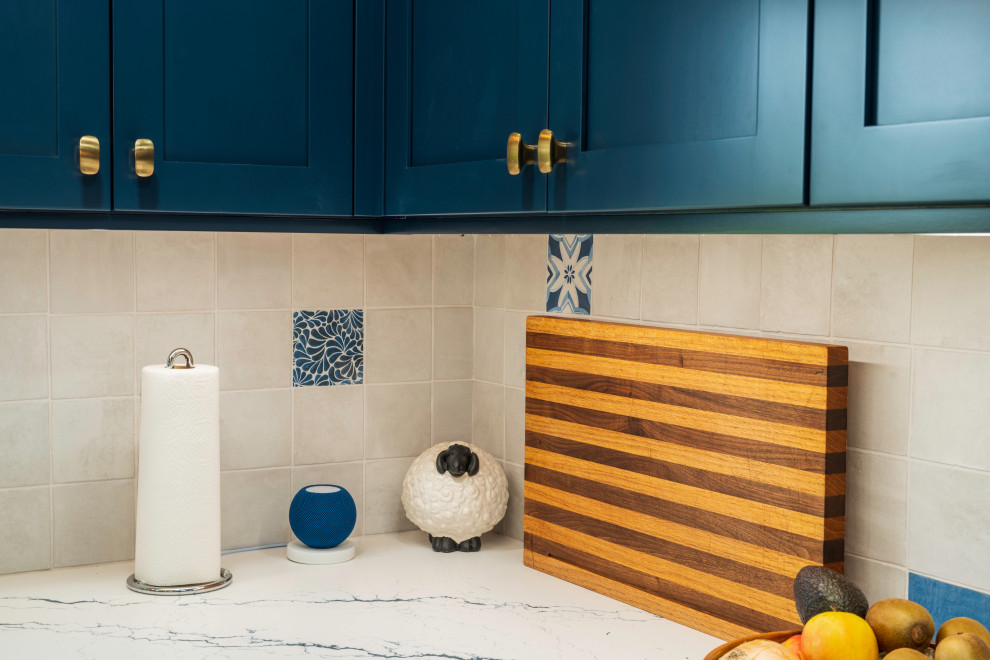 Exempel på ett stort eklektiskt vit vitt kök, med en rustik diskho, skåp i shakerstil, blå skåp, bänkskiva i kvarts, vitt stänkskydd, stänkskydd i keramik, rostfria vitvaror, klinkergolv i porslin, en köksö och beiget golv
