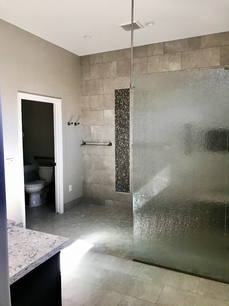 Photo of a large transitional master bathroom in Phoenix with shaker cabinets, medium wood cabinets, a curbless shower, a one-piece toilet, gray tile, porcelain tile, beige walls, porcelain floors, an undermount sink, engineered quartz benchtops, grey floor and an open shower.