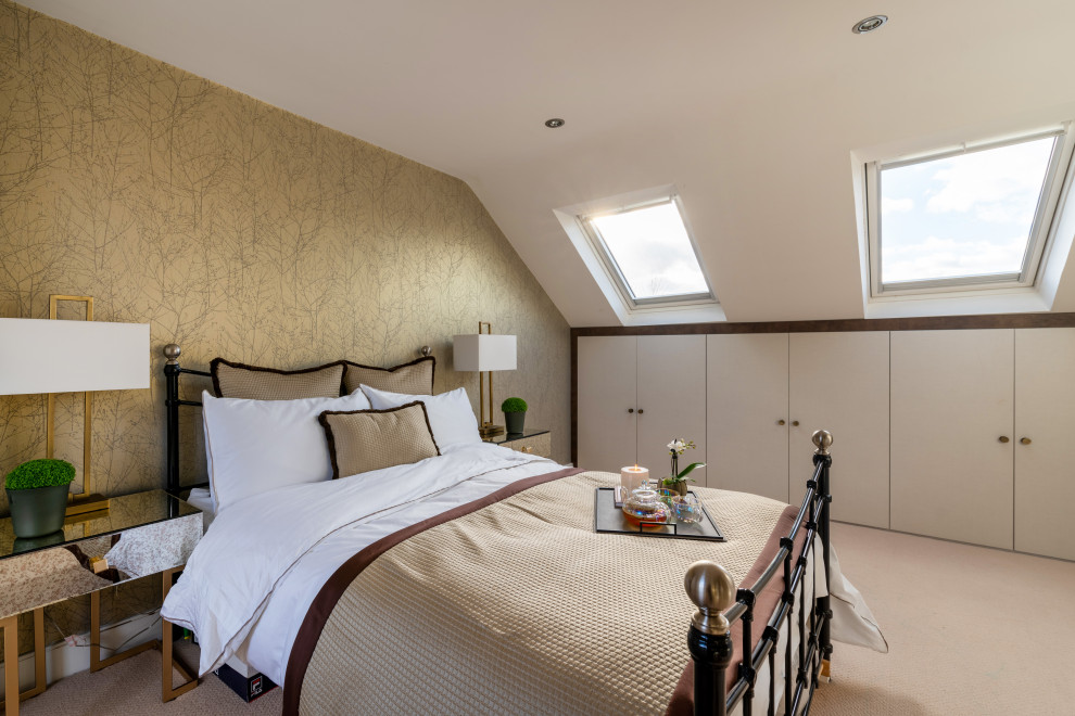 Idee per una camera da letto contemporanea con pareti beige, moquette, pavimento beige e carta da parati