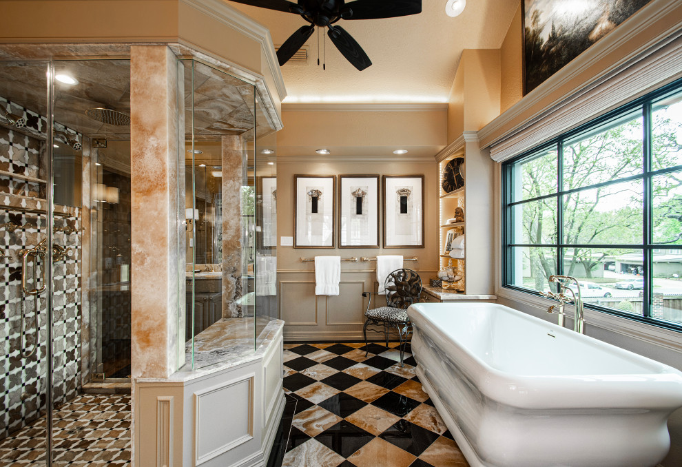 Свежая идея для дизайна: главная ванная комната в классическом стиле с отдельно стоящей ванной, коричневой плиткой, бежевыми стенами, разноцветным полом, серой столешницей и панелями на стенах - отличное фото интерьера