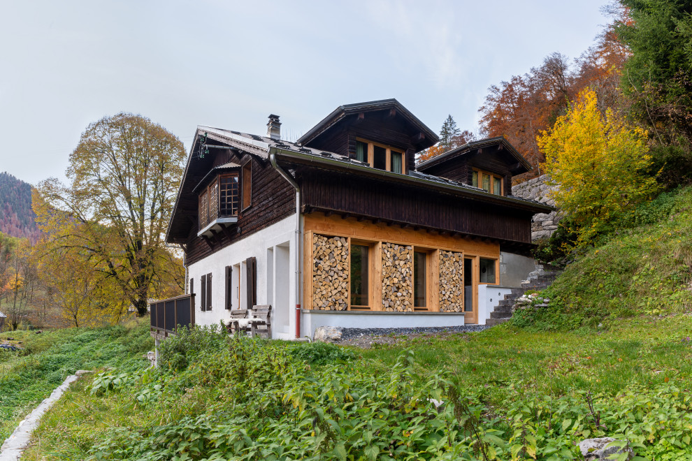 Cette image montre une façade de maison chalet en bois à un étage.
