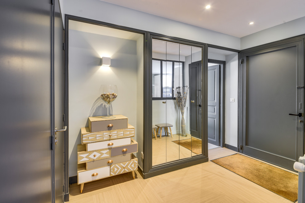 Design ideas for a large modern foyer in Bordeaux with blue walls, linoleum floors, a single front door, a gray front door and beige floor.