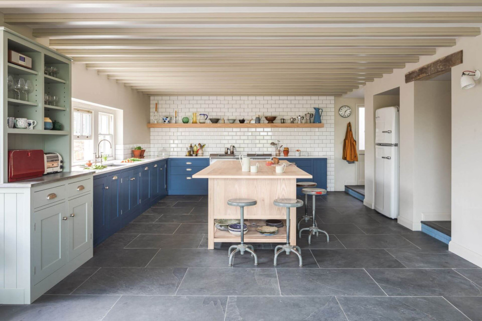 Foto di una grande cucina country con ante in stile shaker e ante blu