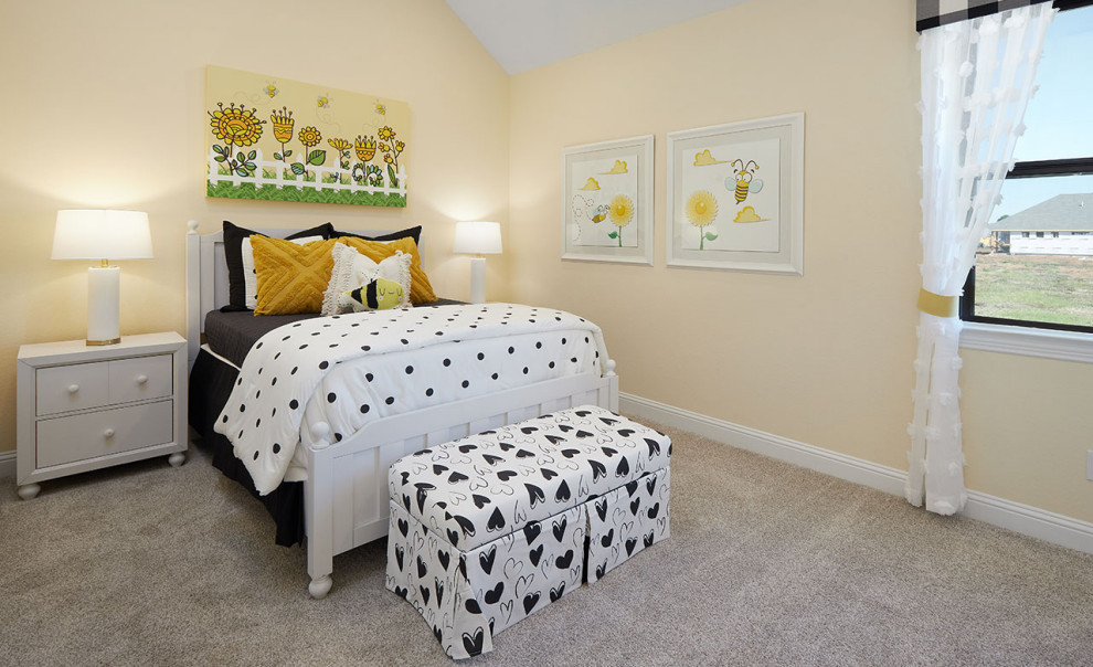 Diseño de habitación de invitados contemporánea con paredes amarillas, moqueta y suelo gris