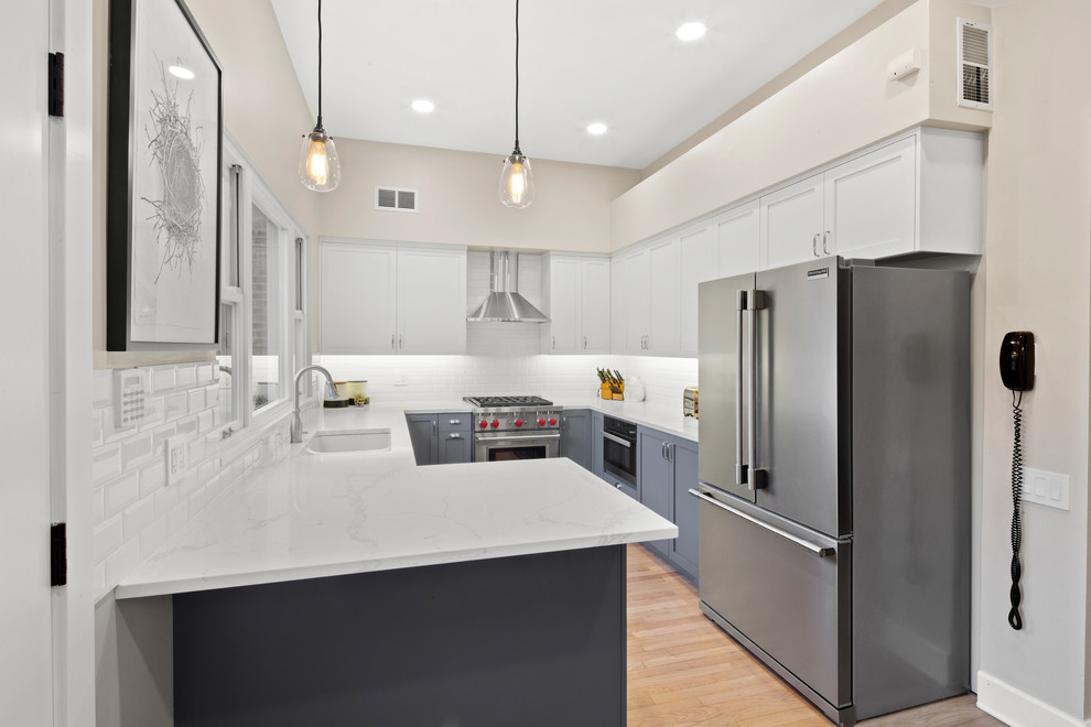 Transitional kitchen photo in Chicago