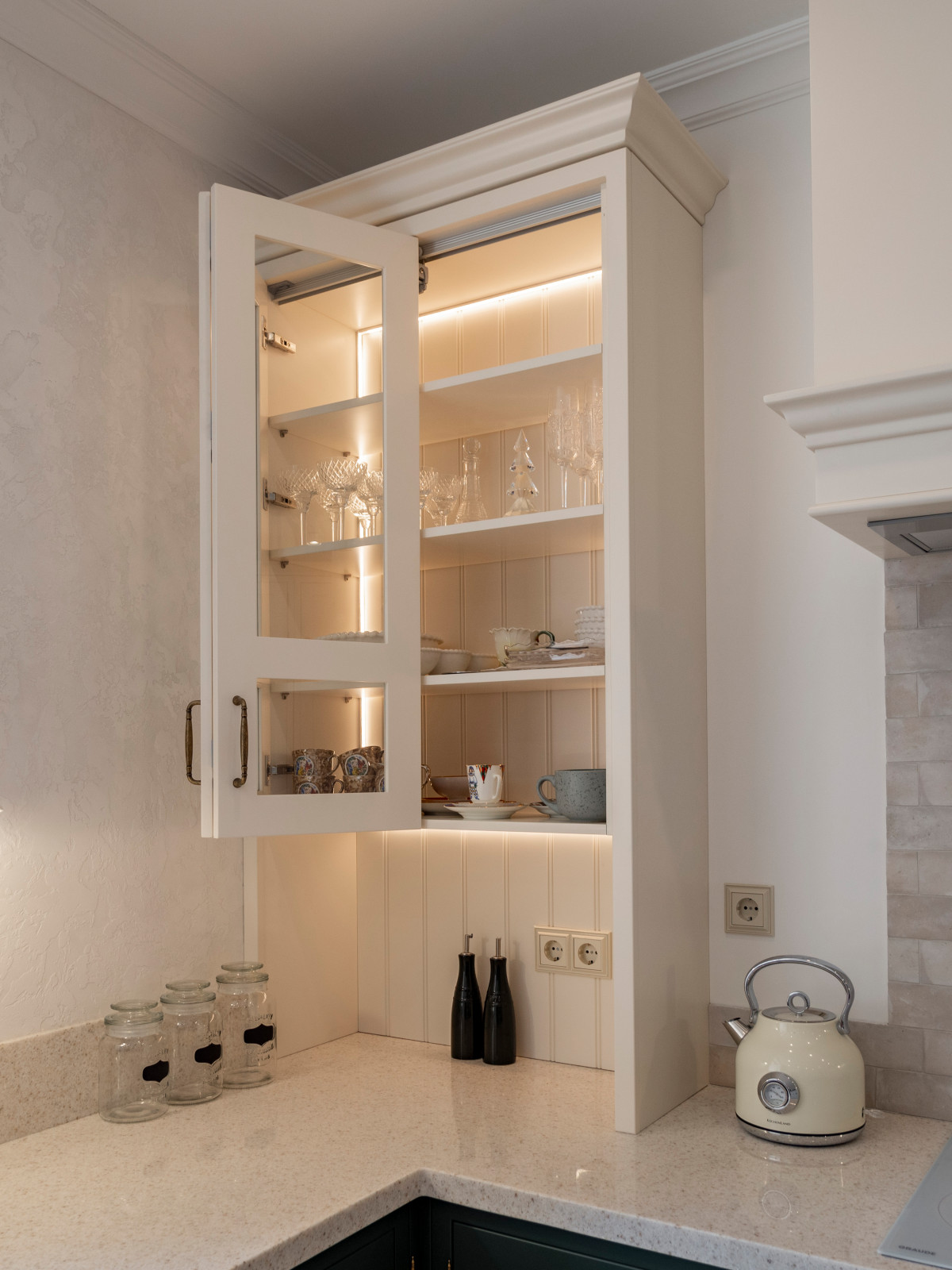 Элегантная кухня в неоклассическом стиле