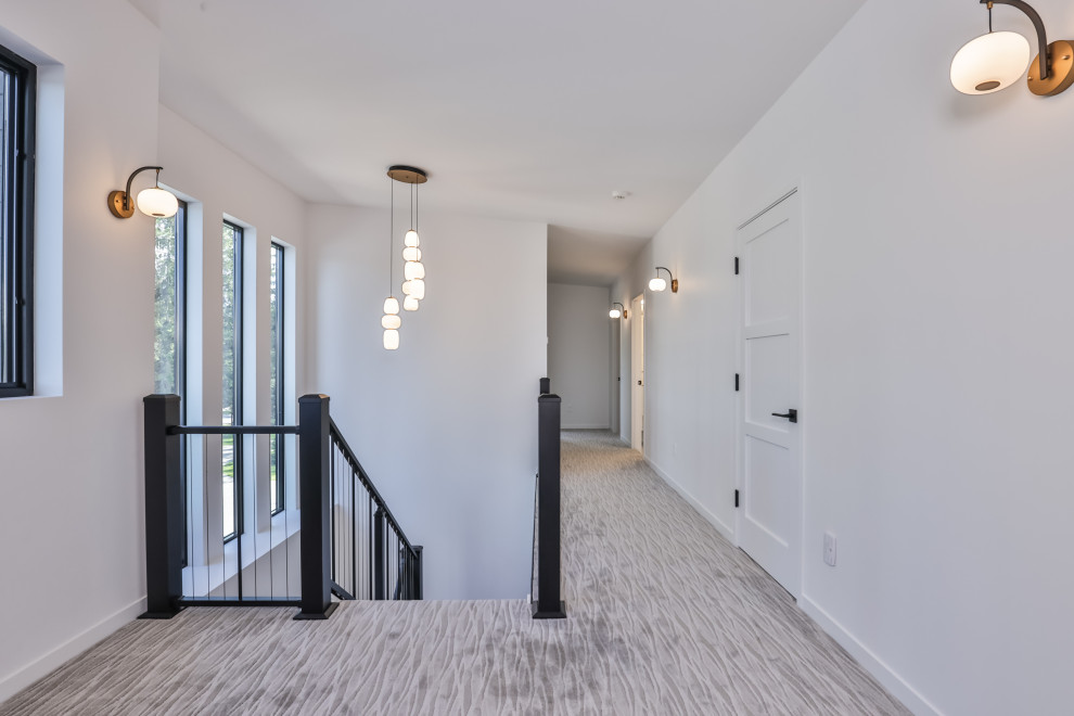 Foto de recibidores y pasillos minimalistas con paredes blancas, moqueta y suelo gris