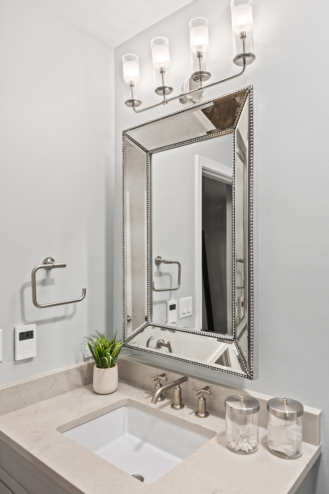 Example of a transitional home design design in Chicago