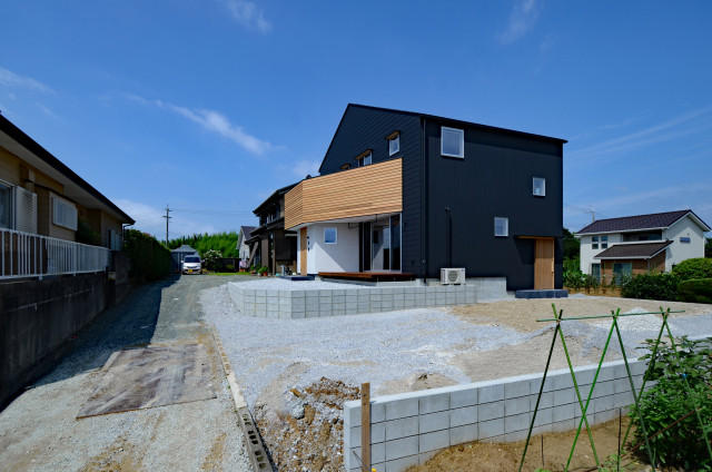 シンプルな切り妻屋根の外観に アクセントとして木と左官壁が情感を添える家 王ヶ崎の家 豊橋市 Moderne Facade Autres Perimetres Par Dikta Architects Office 一級建築士事務所 Houzz