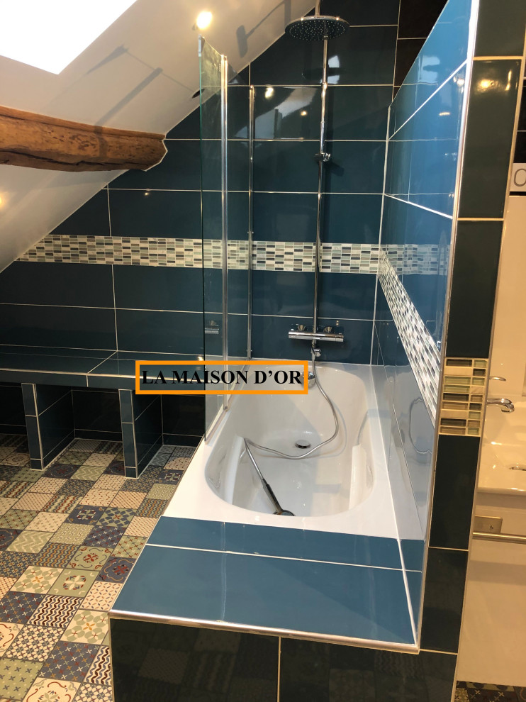 Imagen de cuarto de baño marinero de tamaño medio con sanitario de pared, paredes verdes, suelo vinílico, aseo y ducha, lavabo de seno grande y suelo azul