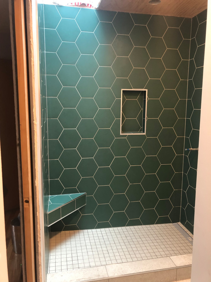 На фото: ванная комната среднего размера в стиле ретро с душем в нише, зеленой плиткой, керамической плиткой, полом из керамической плитки, белым полом и нишей с