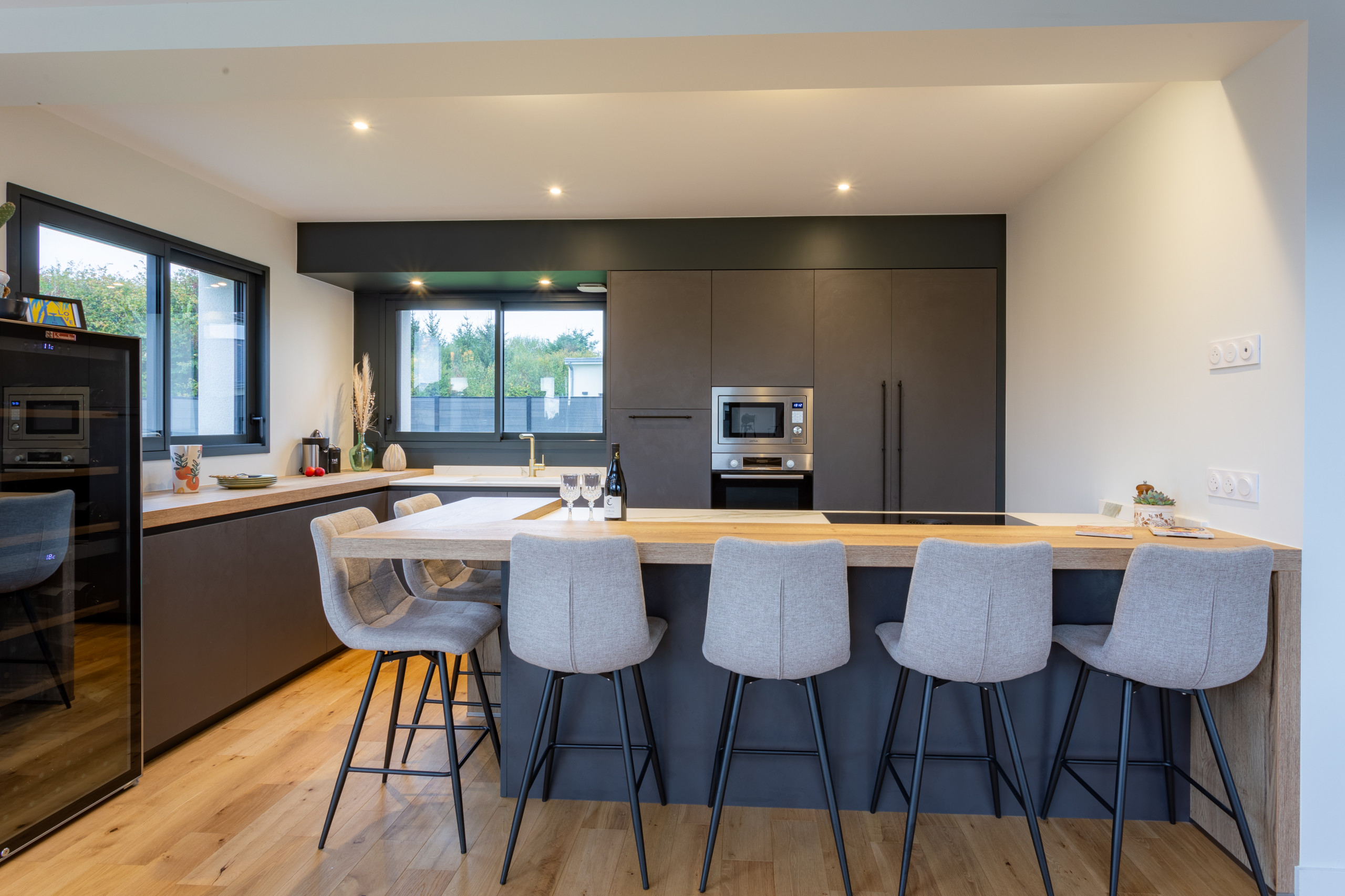 Création dune cuisine ouverte avec coin repas dans un pavillon contemporrain