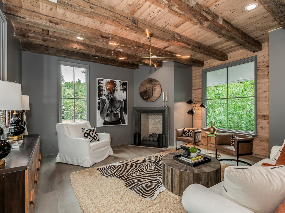 Aménagement d'un salon classique en bois avec un mur gris, un sol en bois brun, une cheminée d'angle, un sol marron, poutres apparentes et un plafond en bois.