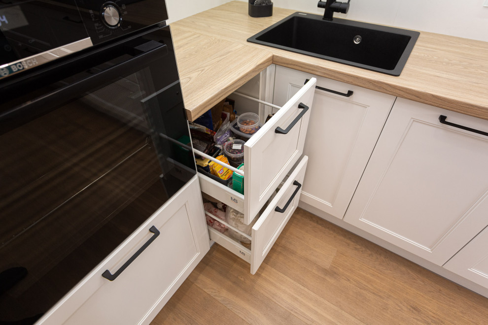 Белая кухня в стиле современная классика